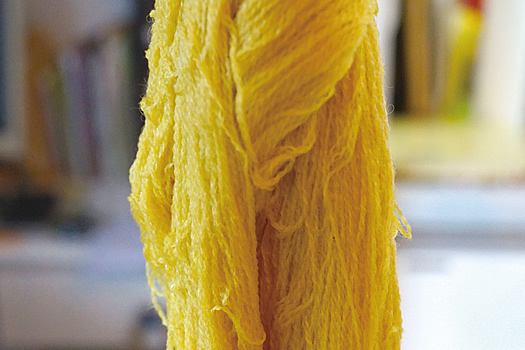黄色に染まったウール糸